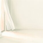適応障害の訪問看護｜朝の窓辺の白いリネンカーテンが朝の光にやさしく揺れる水彩画アイキャッチ